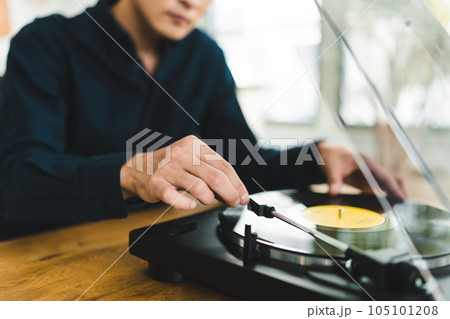 レコードで音楽鑑賞をする男性 105101208