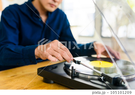 レコードで音楽鑑賞をする男性 105101209