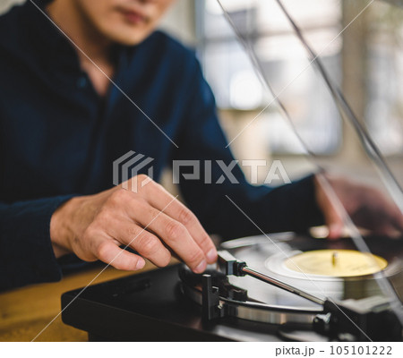 レコードで音楽鑑賞をする男性 レコードで音楽鑑賞をする男性 105101222