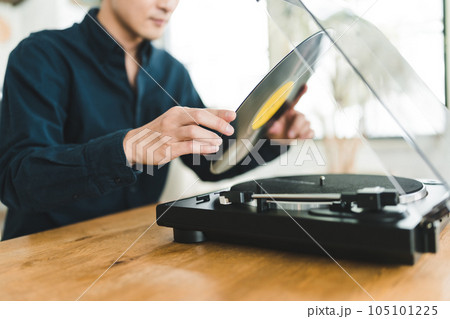 レコードで音楽鑑賞をする男性 105101225