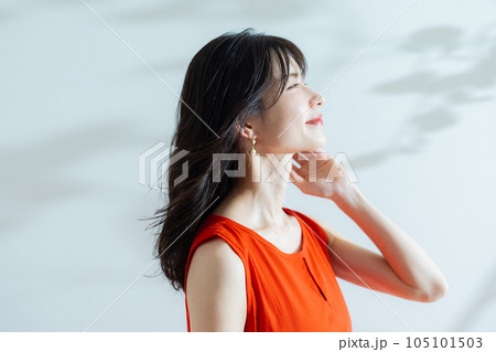 赤いワンピースのミドル女性 赤いワンピースのミドル女性 105101503