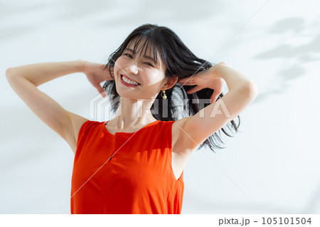 赤いワンピースのミドル女性 105101504