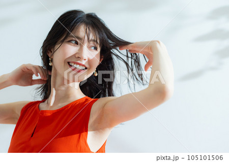 赤いワンピースのミドル女性 105101506