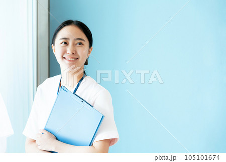 医療従事者の若い女性 医療従事者の若い女性 105101674