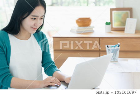パソコン作業をする若い女性 105101697