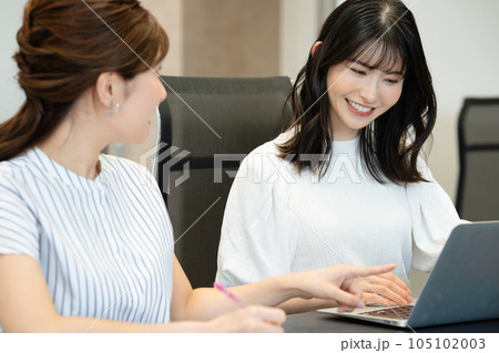 会議室で商談する二人の女性 105102003