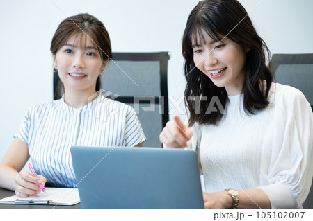 会議室で商談する二人の女性 会議室で商談する二人の女性 105102007