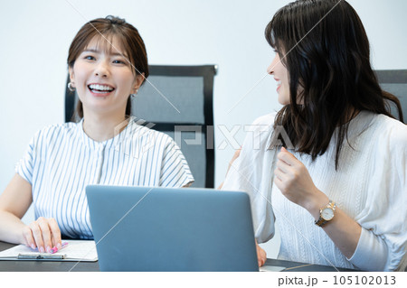 会議室で商談する二人の女性 105102013