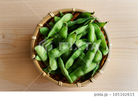ざるに盛った茹でたての枝豆 105102615