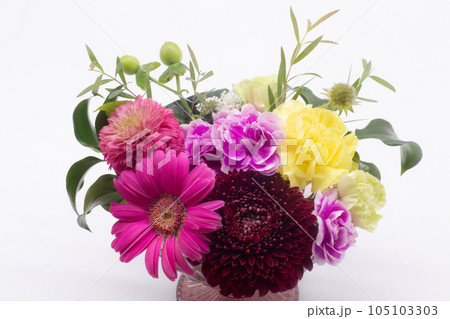 赤のマム　ブーケ　花瓶　花束 105103303