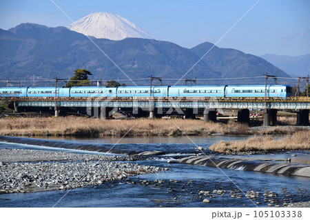 富士山が顔を出す酒匂川橋梁を渡る小田急ロマンスカーMSE 105103338