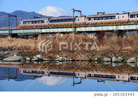 富士山と水鏡の鉄橋を行く小田急電鉄30000形ロマンスカーEXE 105103343