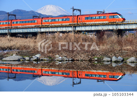 水鏡の鉄橋を行く小田急電鉄70000形ロマンスカーGSE 105103344