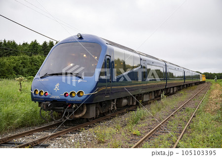 宗谷本線を走行するTHE ROYAL EXPRESS 105103395