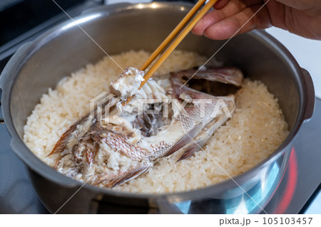 圧力なべで作った鯛めしの、鯛をほぐしている男性の手元 圧力なべで作った鯛めしの、鯛をほぐしている男性の手元 105103457
