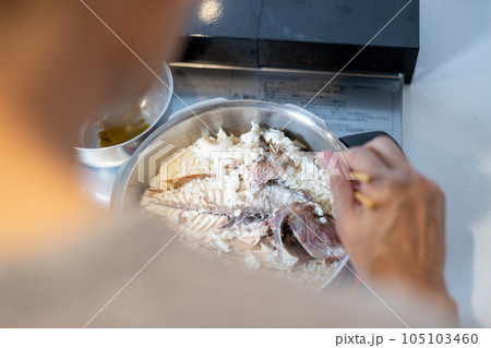圧力なべで作った鯛めしの、鯛をほぐしている男性の手元 圧力なべで作った鯛めしの、鯛をほぐしている男性の手元 105103460