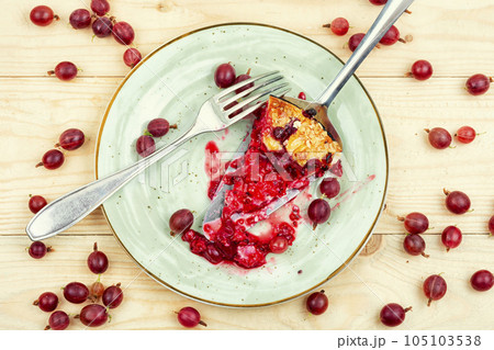 Piece of berry pie on the kitchen table 105103538