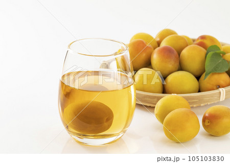 白バックでグラスに注いだ梅酒 白バックでグラスに注いだ梅酒 105103830