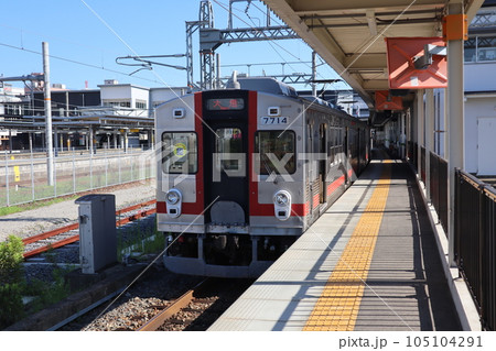 桑名駅のホームに停車する養老鉄道養老線の電車 105104291