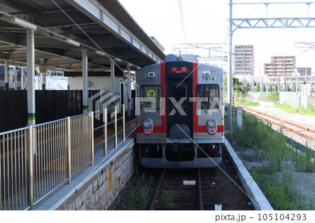 桑名駅のホームに停車する養老鉄道養老線の電車 105104293