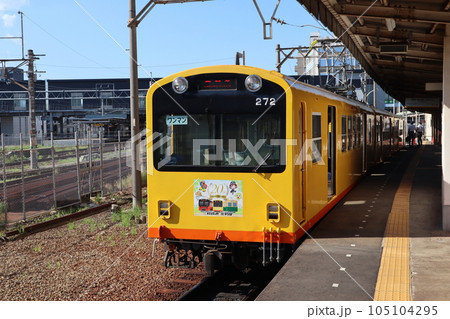 西桑名駅のホームに停車する三岐鉄道北勢線の電車 105104295