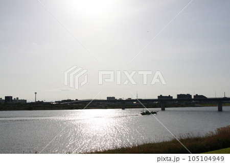 夕方の江戸川放水路 105104949