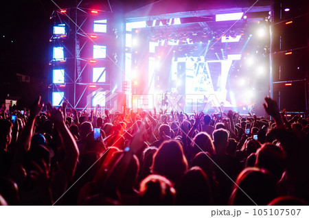 Use advanced mobile recording, fun concerts and beautiful lighting, Candid image of crowd at rock. 105107507