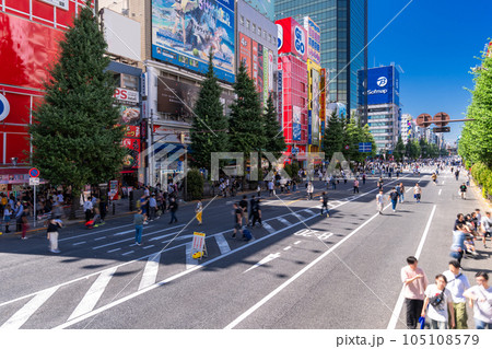 《東京都》秋葉原電気街の歩行者天国 《東京都》秋葉原電気街の歩行者天国 105108579