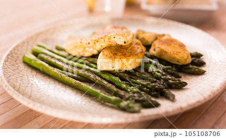Dietary meal rich in protein. Stir fried chicken breast and green asparagus Dietary meal rich in protein. Stir fried chicken breast and green asparagus 105108706