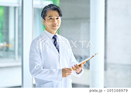 病院で白衣を着た笑顔の医師 105108979