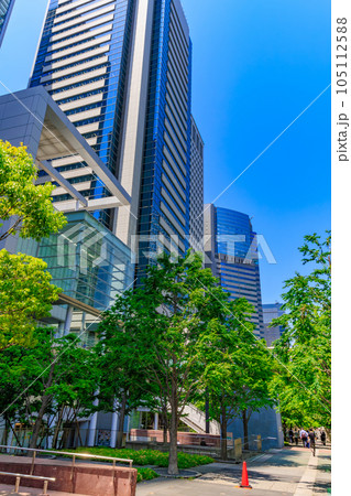 東京　港区港南の都市風景　品川グランドコモンズのオフィスビル 105112588