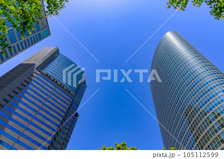 東京　港区港南の都市風景　品川グランドコモンズのオフィスビル 105112599