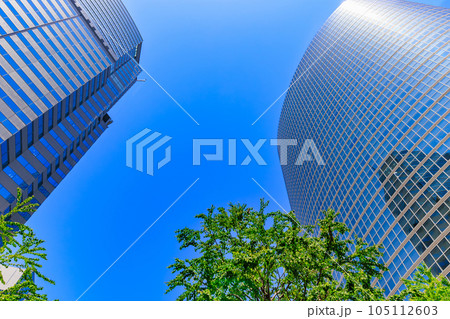 東京　港区港南の都市風景　品川グランドコモンズのオフィスビル 105112603