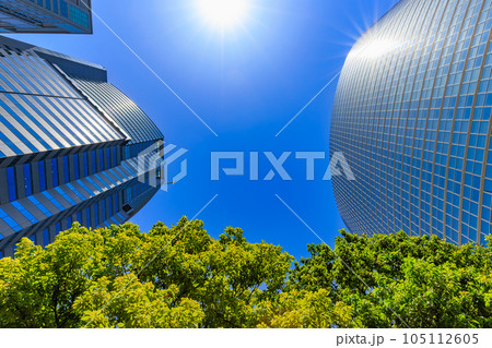 東京　港区港南の都市風景　品川グランドコモンズのオフィスビル 105112605