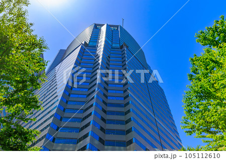 東京　港区港南の都市風景　品川グランドコモンズのオフィスビル 105112610