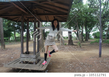 健康的長身美女と森林散策 105112791