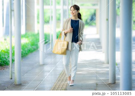 屋外を歩くオフィスカジュアルの女性　 105113085