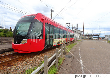 万葉線 越ノ潟駅に停車中のアイトラムと富山県営渡船 越ノ潟発着場 万葉線 越ノ潟駅に停車中のアイトラムと富山県営渡船 越ノ潟発着場 105115987