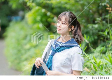 見つめる女子高生 105116433