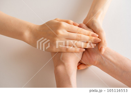 包み込むように手を握る女性 包み込むように手を握る女性 105116553