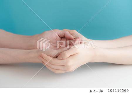 握り合い労る手 握り合い労る手 105116560