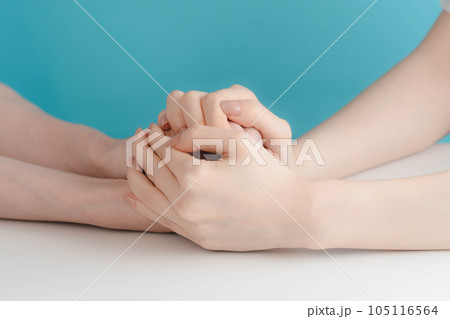 握り合い労る手 105116564