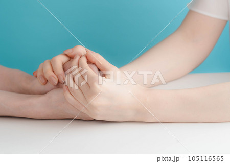 握り合い労る手 105116565