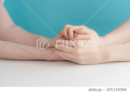 握り合い労る手 105116566