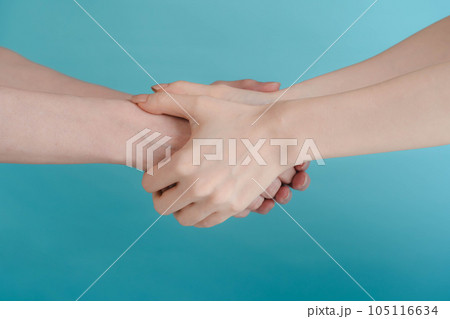 握手する女性の手 105116634