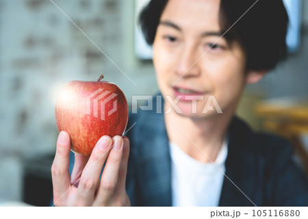 30代の男はりんごを持っている 30代の男はりんごを持っている 105116880