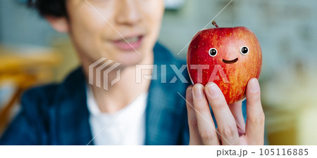 30代の男はりんごを持っている 30代の男はりんごを持っている 105116885