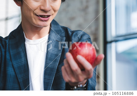 30代の男はりんごを持っている 30代の男はりんごを持っている 105116886