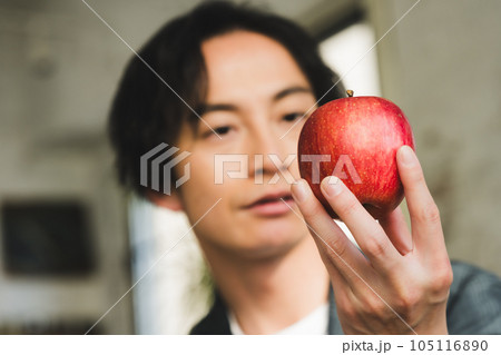 30代の男はりんごを持っている 105116890