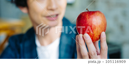 30代の男はりんごを持っている 105116909
